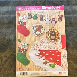 Simplicity S8828 Festive holiday tree skirt stocking ornaments